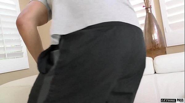 Seksi Elle önce penisi emiyor, sonra da sert ve hızlı bir şekilde üzerine biniyor.