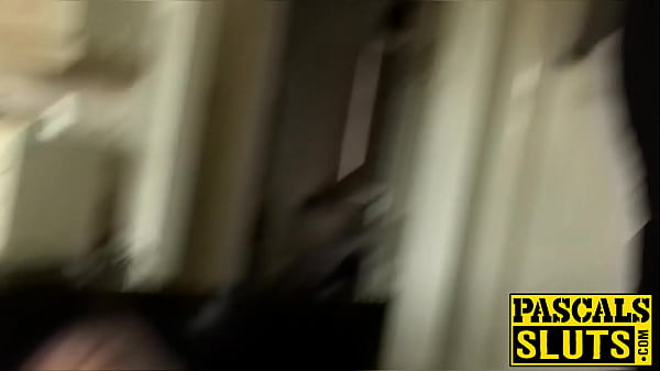 Boyun eğen İngiliz MILF, sert bir anal esnetme işlemine maruz kalıyor.
