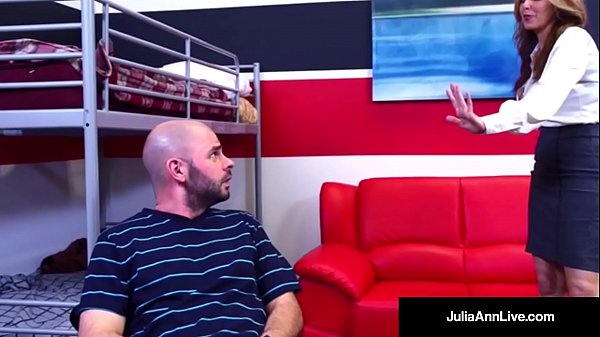 Azgın MILF öğretmen Julia Ann, öğrencisi boşalana kadar onunla sevişiyor!