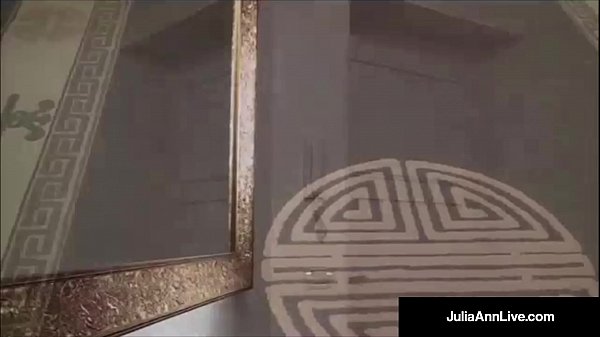 Şık ve seksi anne Julia Ann, Denis Marti ile sevişiyor ve ağzına boşalıyor!