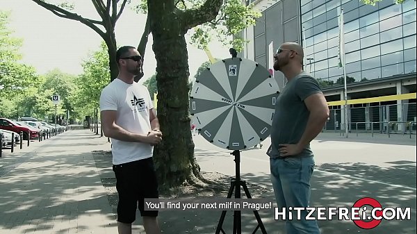 Alman olgun kadın büyük bir penis tarafından beceriliyor ve meniyle kaplanıyor.