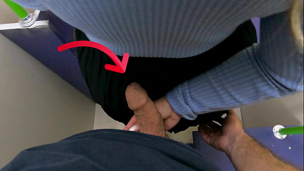 Evli, olgun bir kadın halka açık alanda penisimi kavradı | Trende el ile tatmin ve boşalma